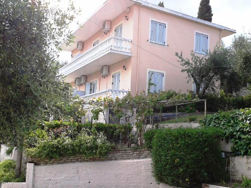 Apostolos & Eleni Family Apartments ペラマ エクステリア 写真
